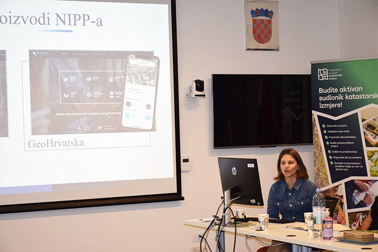 Slika Iva Gašparović drži prezentaciju